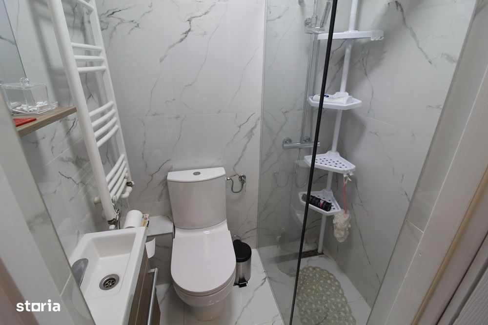 Vând apartament 3 camere în Hunedoara, zona Micro1-Teatru, etaj 4...