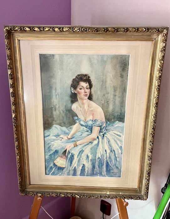 Антикварна картина на жена в бална синя рокля с ветрило в рамка стъкло