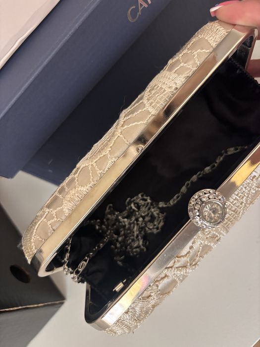 Елегантна малка чанта с бяла бродерия