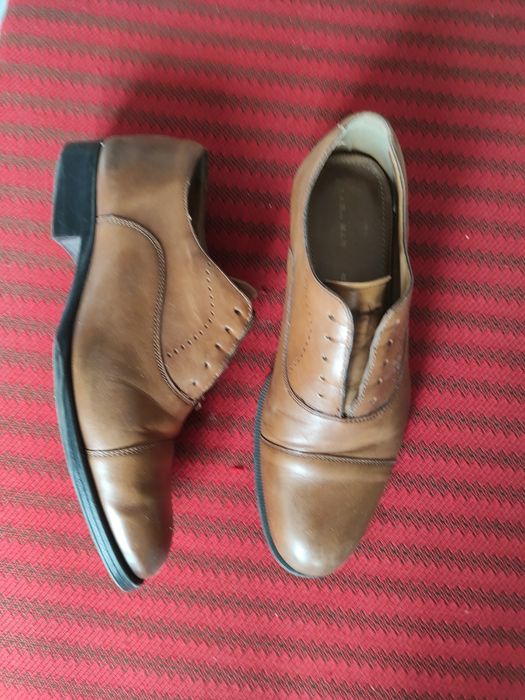Pantofi Zara din piele numărul 42. 
Foarte practici, comozi și foarte ușori.