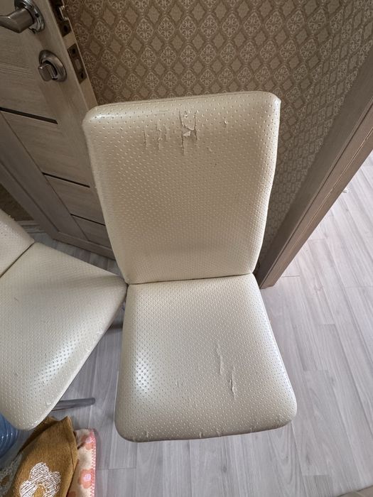 Стол со стульями