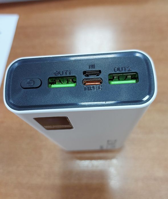 Мощный оригинальный пауэрбанк 22,5 Вт