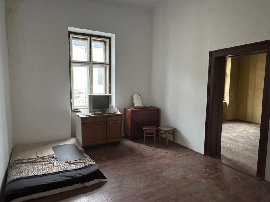 Vând Apartament ultra central 90 m2 cu 3 camere 2 bai 2 întrări.