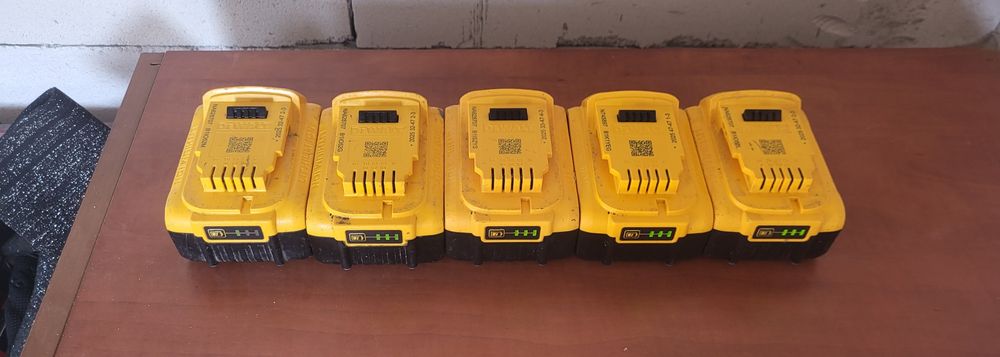 Vând 5 baterii Dewalt 5Ah 18V