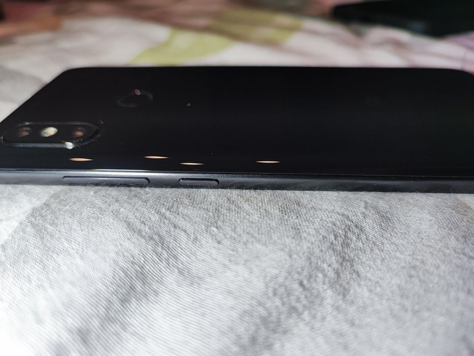 Xiaomi Mi 8 6/64GB – Отлично състояние, пълен комплект