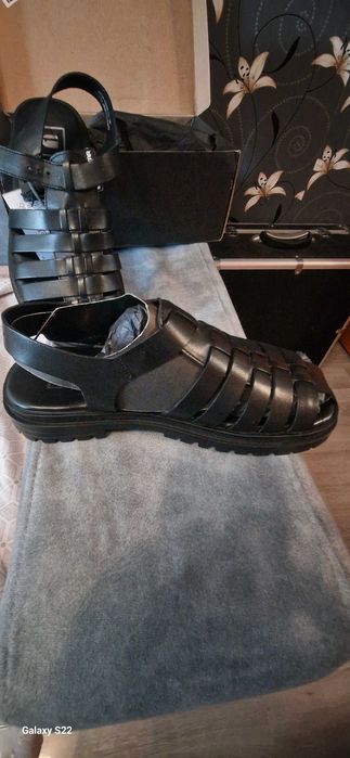 Vând sandale piele negre marime 38,noi cu eticheta, pentru damă