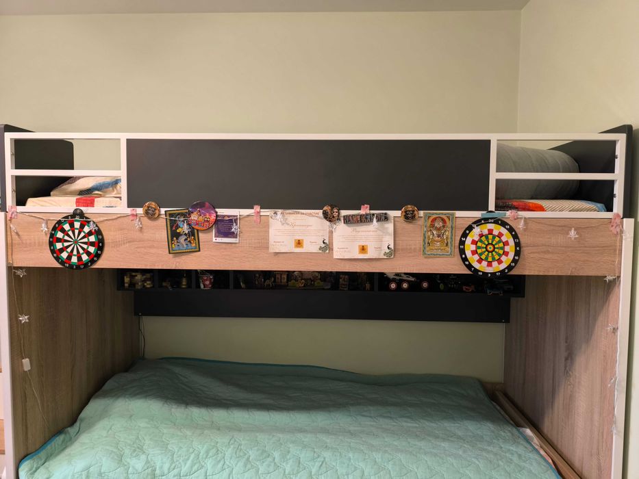 Двуетажно детско легло с бюро