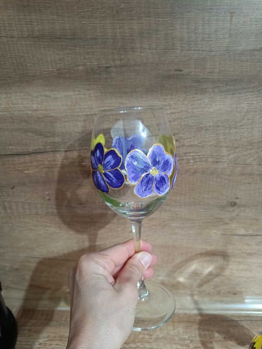 Ръчно рисувани чаши за вино