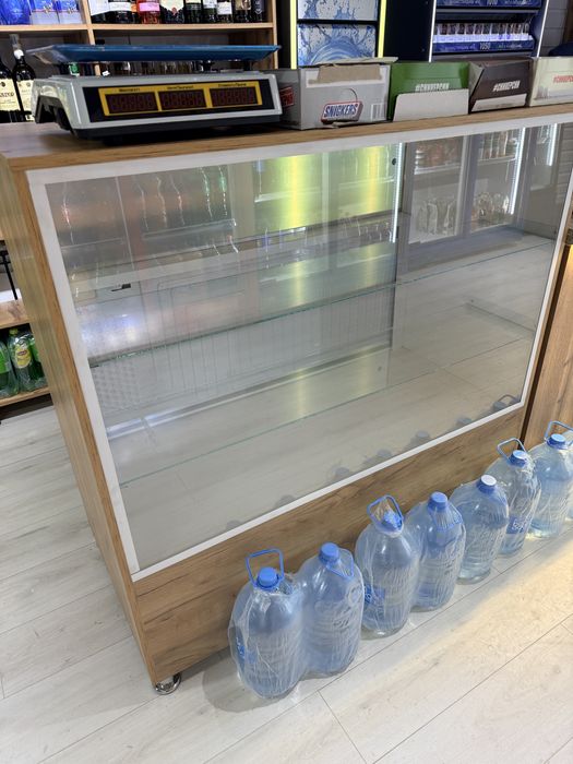 Кондитерский холодильник для кофейни