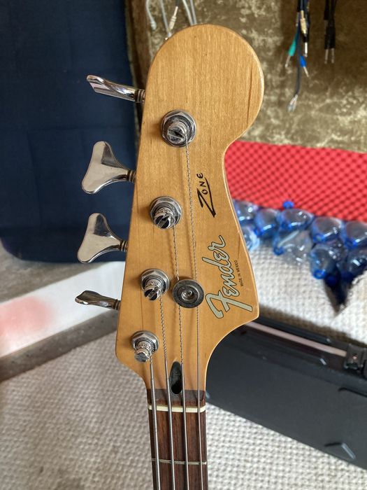 Fender Bass 4 струнен Mexico 2003