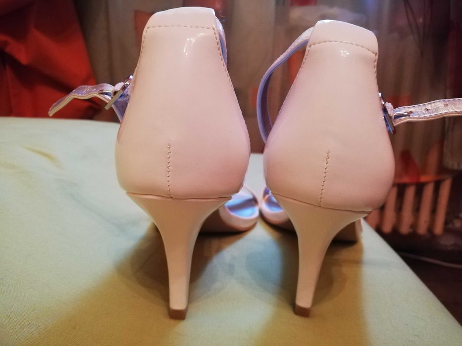 Sandale albe, noi, marca Bandolino, lacuite, masura 37 sau 6 1/2