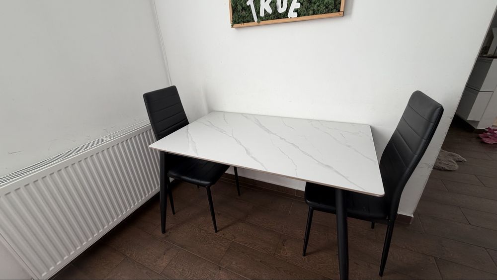 Masa cu blat din marmura si 2 scaune jysk