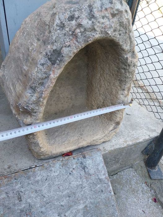 Продавам каменно старо корито