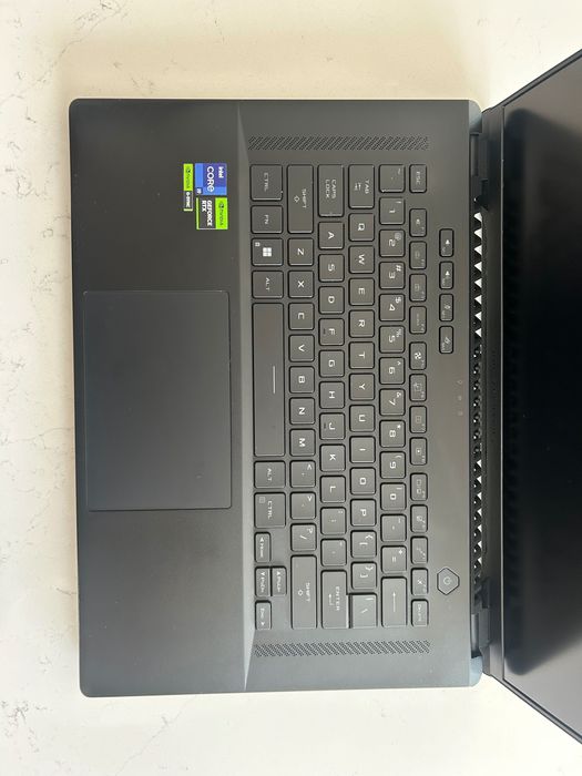 Продавам висок клас лаптоп ASUS ROG Zephyrus M16