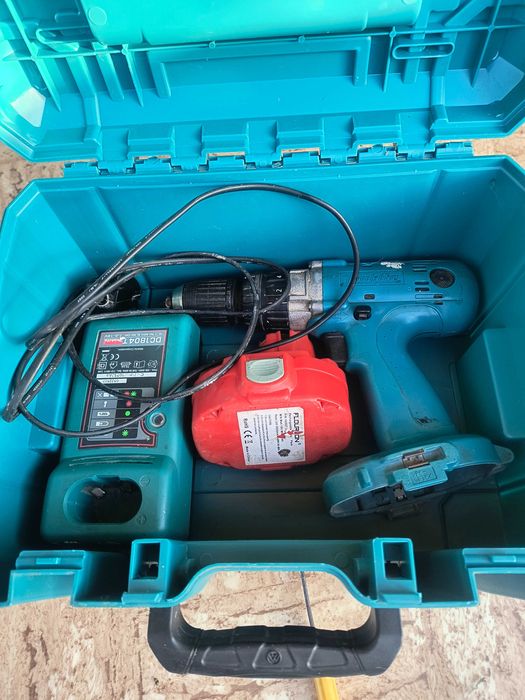 Винтоверт makita  ДС1804Т  18V 3000 mAH 54Wh