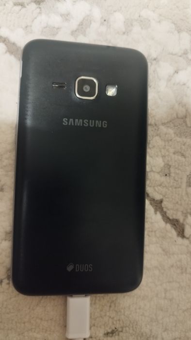 Телефон Samsung galaxy j1