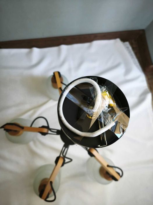 Модерна лампа за таван