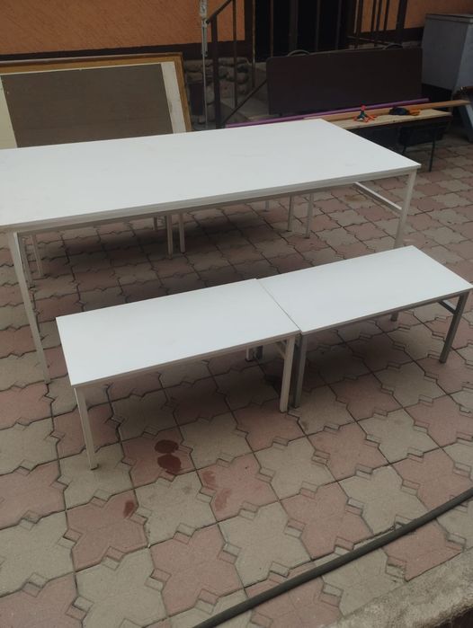 Продам стол со скамейками.