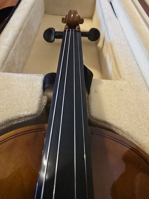 Vioară 4/4  nouă cu geantă de transport