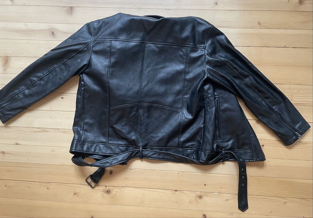 Кожено Яке размер L на Bershka