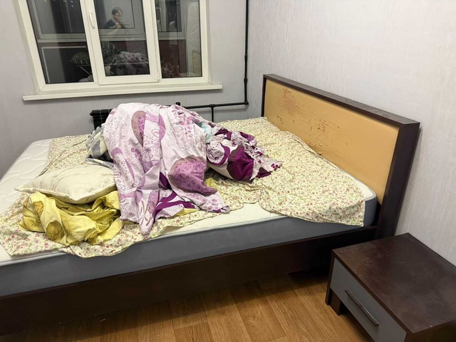 Кровать без матраса