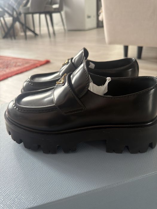 Продам лоферы Prada