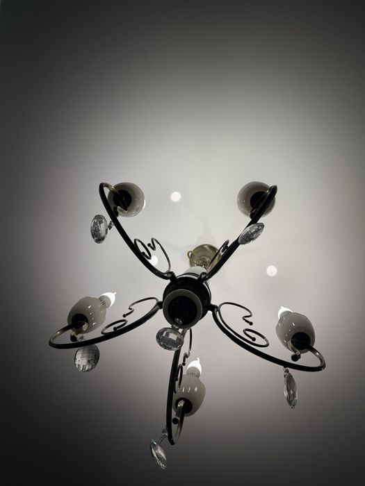 Срочно продам люстру