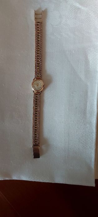 Продам женские золотые часы.