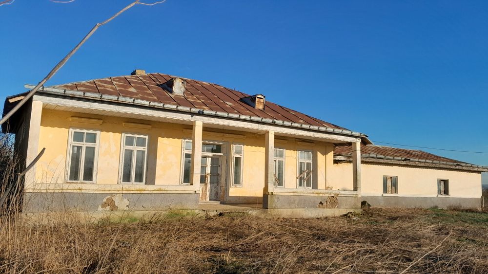 Casa +Teren intravilan curți construcții