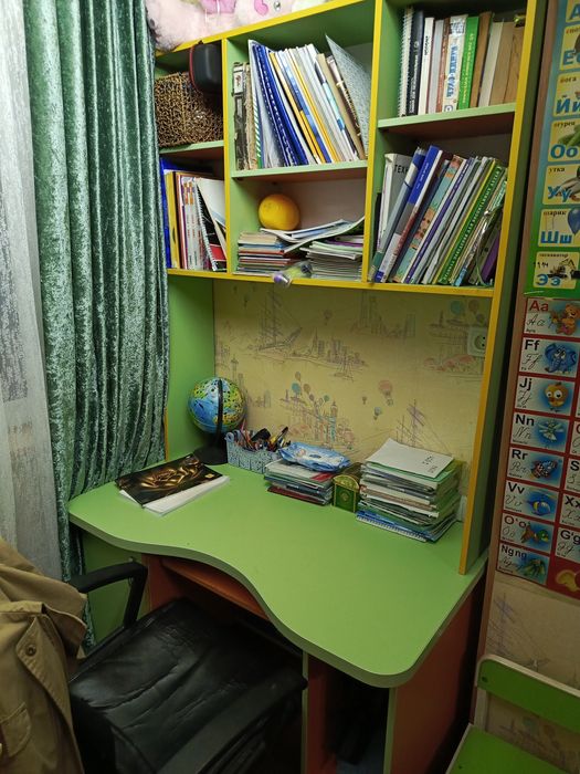 Детская мебель, на 3 спальных мест, писменный стол, шкафы