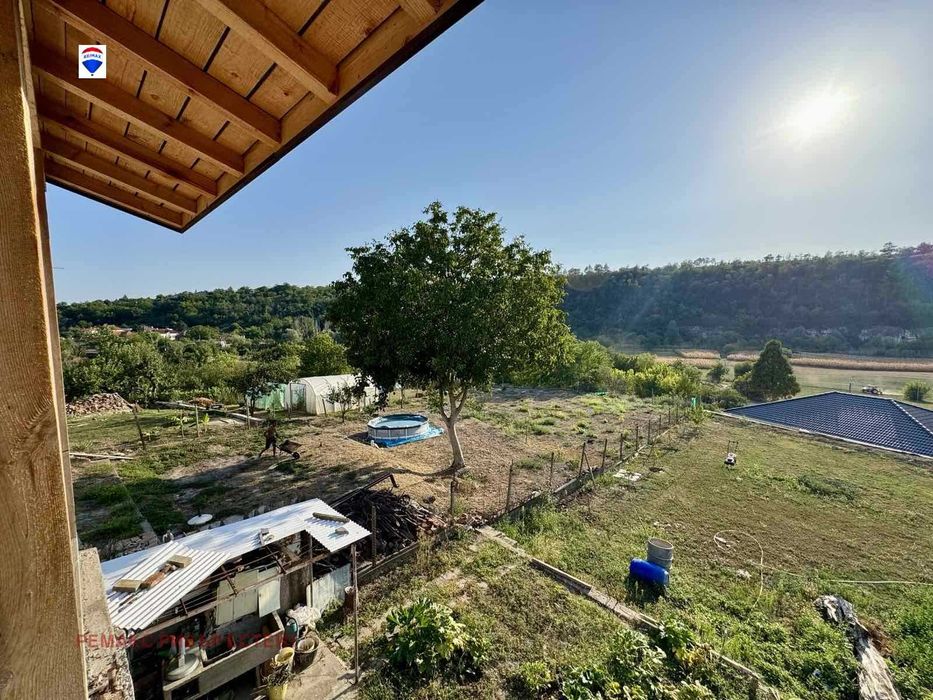 Къща на три етажа за продажба кв. Средна кула