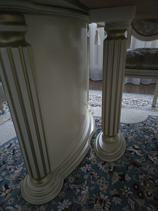 Стол деревянный для гостиной, без стульев