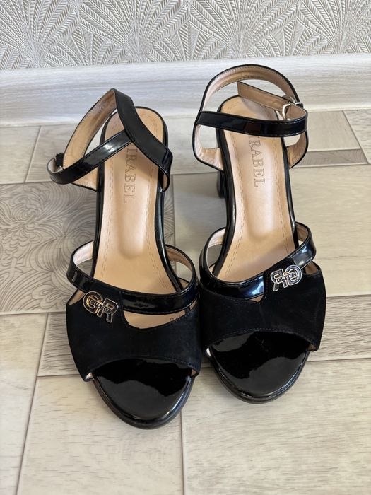 Продам босоножки