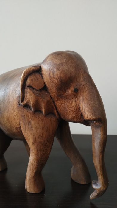 Много голям, тежък и реалистичен слон от дърво.