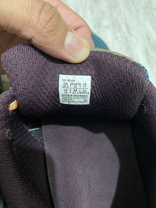 Кроссовки asics новыe