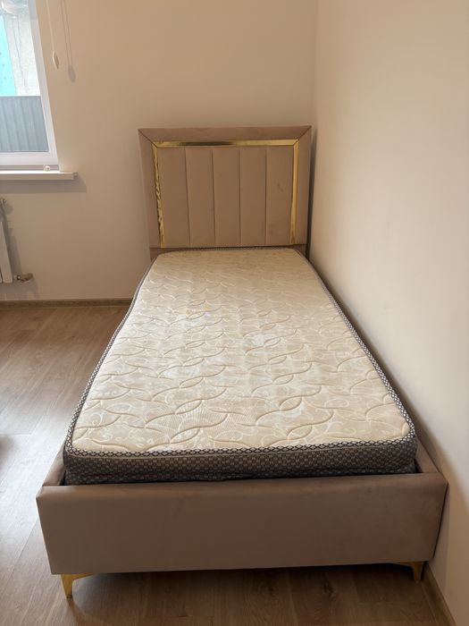 Кровать  с матрасом