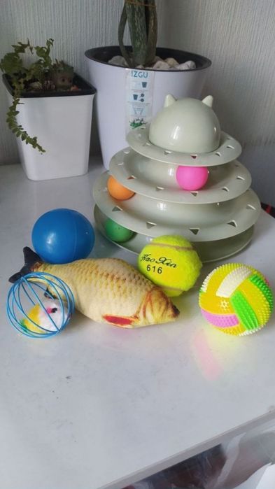 Игрушки котикам.