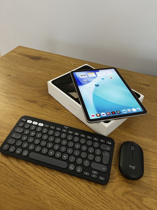 iPad Air 5 (2022) M1 Starlight 256GB – Stare Impecabilă / Ca Nou (+ Kit Logitech)