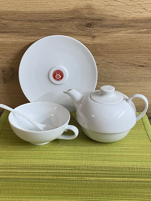 Порцеланов комплект за чай