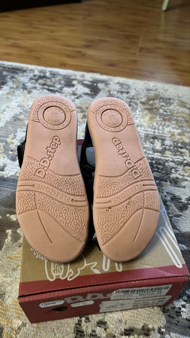 Sanade fetite DD step , marimea 29, foarte putin purtate doar la gradinita in clasa!
