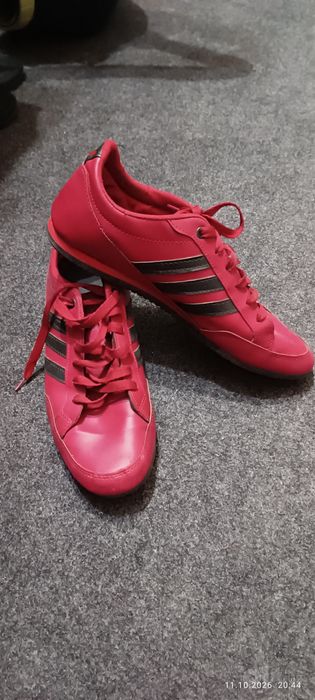 Спортивные кроссовки