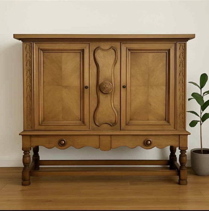 Антикварен дъбов шкаф / буфет с резба и фурнир