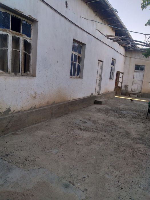 Navoiy viloyati Karmana tumanida 8 sutixli uy sotiladi