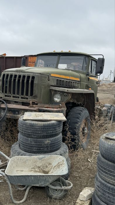 Продаётся Урал тягач с прицепом
