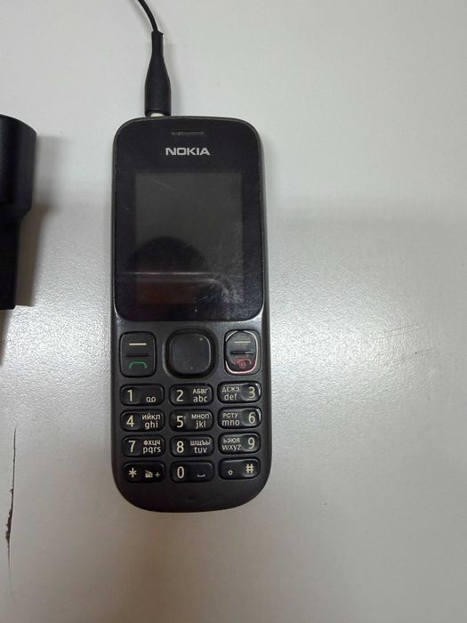 Мобилен телефон Nokia 100 със зарядно