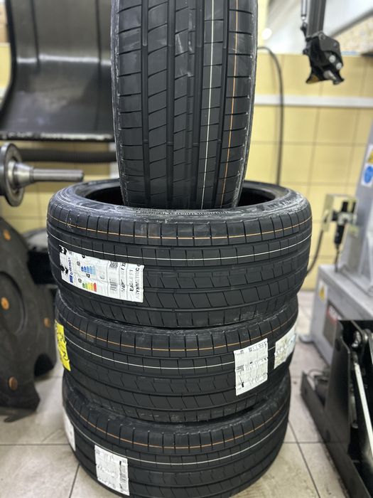 235/40R19 - нови летни Goodyear