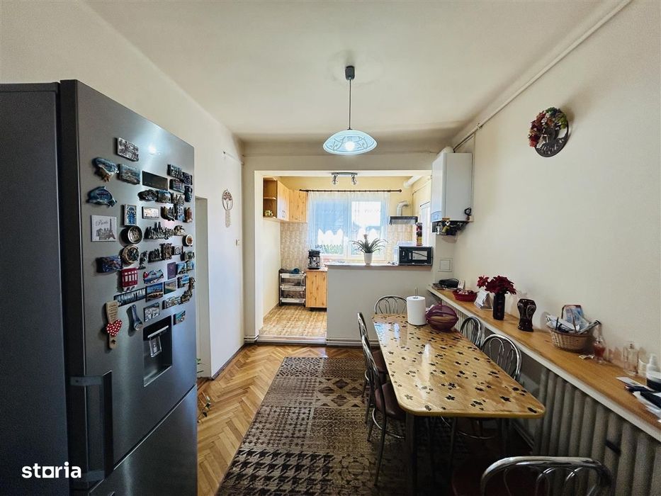 Casa de vanzare – 4 camere, demisol amenajat, curte – Piata Cluj