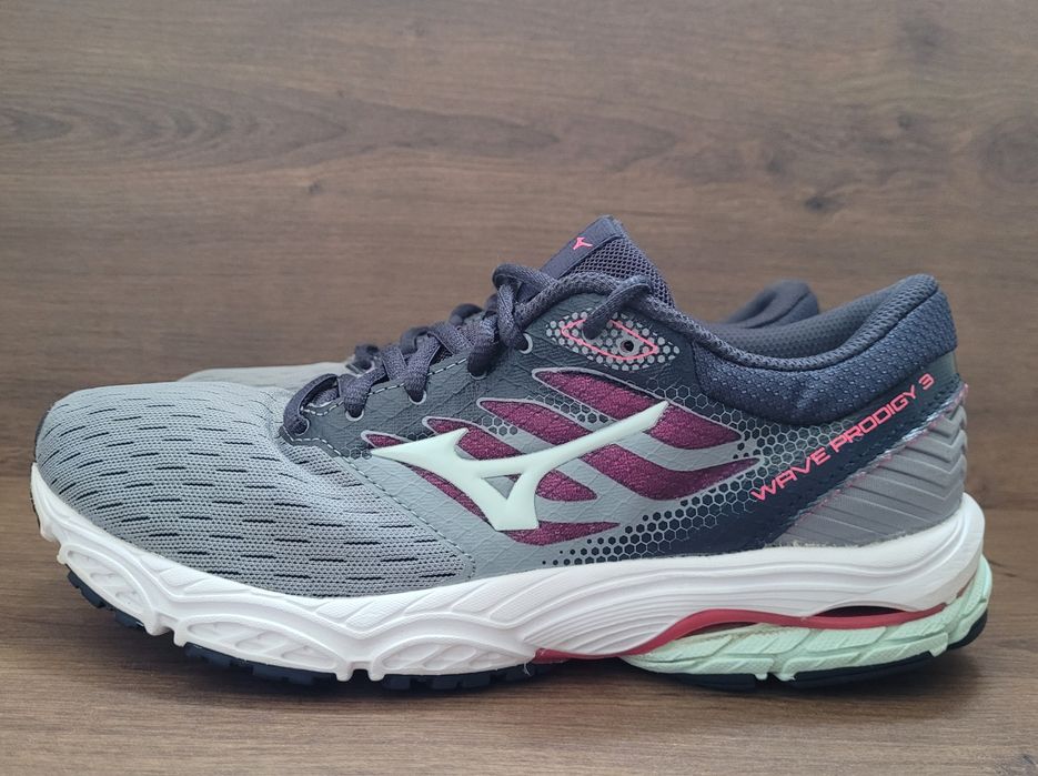 Много запазени!Дамски маратонки Mizuno Wave Prodigy 3-38,5номер