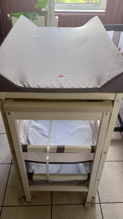Vând masa de înfășat cu vanita