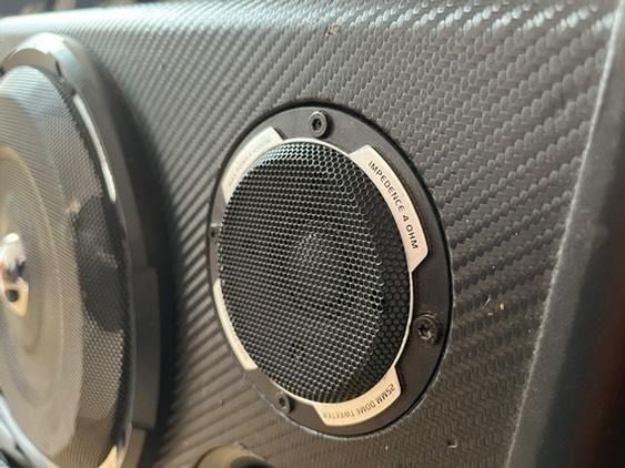 Продавам бас каса Peiying